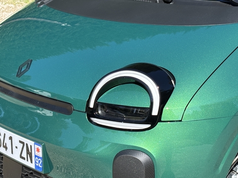 La bouille rigolote et attachante de la Twingo est sans aucun doute possible son principal atout.