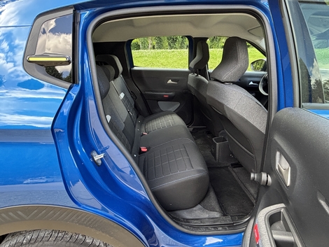 Trois places, plus d'espace et des vitres arrière qui s'ouvrent à bord de la C3.