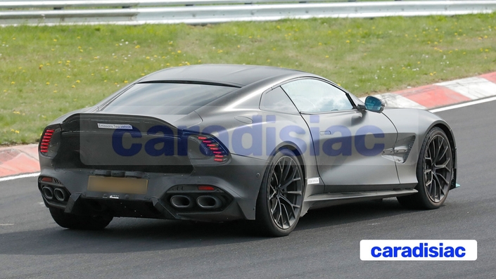 Face à une Ferrari 12Cilindri, la Vanquish dispose elle aussi d’un V12 sans assistance électrique. Un moteur d’exception qui développe dans la version de « base » 835 ch et qui pourrait atteindre les 850 ch sur cette version S.