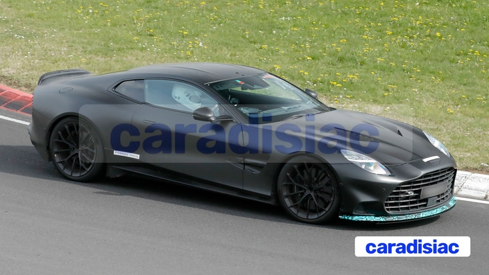 Recouvert par de l’adhésif de couleur noire, l’Aston Martin Vanquish S entame ses essais sur la Nordschleife. Cette version qui devrait être plus puissante que la Vanquish « normale » devrait être dévoilée dans le courant de l’année 2027.