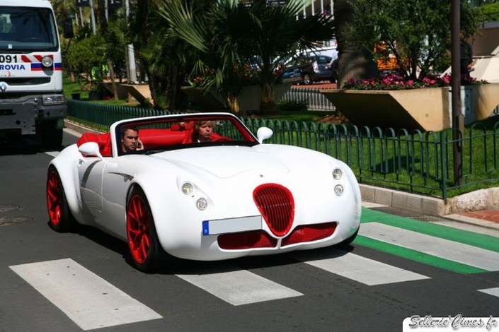 Il y a 26 ans, nous prenions brièvement le volant de cette Wiesmann MF5 V10 dans les rues de Monaco embouteillées avec Adrien Raseta et Stéphane Schlesinger. La photo a été prise par Sébastien, qui ne ratait jamais Top Marques.