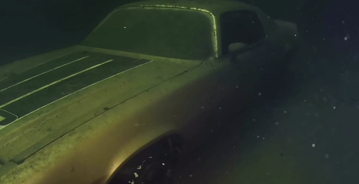 Avec son drone aquatique, il tombe sur une voiture de collection perdue au fond d'un lac