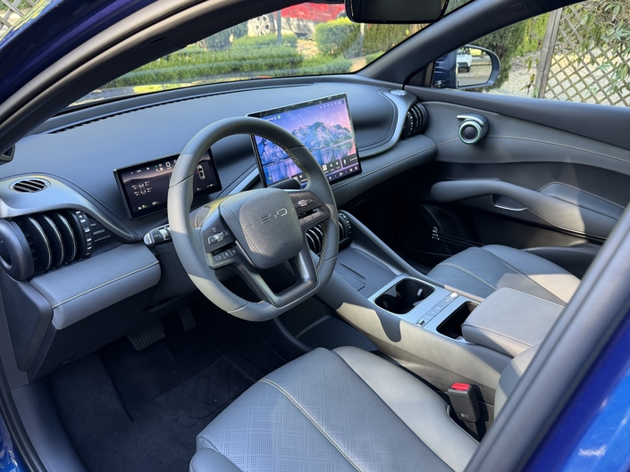 L’intérieur est bourré de petits détails rigolos. D’une finition franchement flatteuse, il augmente la taille de ses écrans. Notez que cette configuration, l’ambiance intérieure rappelle presque celle de la grosse Denza Z9GT récemment essayée sur Caradisiac !
