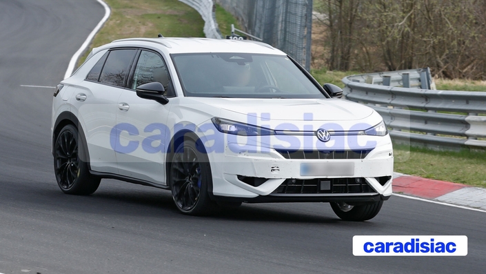 Encore camouflé, le Volkswagen T-Roc R s’essaie à la conduite sportive sur le circuit du Nürburgring. Il s’agit de la dernière phase de test pour un modèle qui pourrait être présenté dans le courant de cet été.