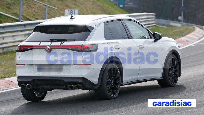 Suspension ferme, quatre roues motrices, grandes roues, freins imposants, appendices aérodynamiques spécifiques, le Volkswagen T-Roc R ne devrait pas faire semblant et affichera ostensiblement sa sportivité même s’il est encore difficile de s’en rendre tout à fait compte avec ce prototype vêtu d’un camouflage.