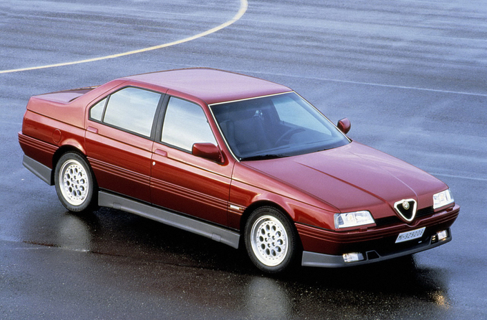 En Q4, l'Alfa Romeo 164 bénéficie d'une présentation et de jantes de 16 pouces spécifiques.