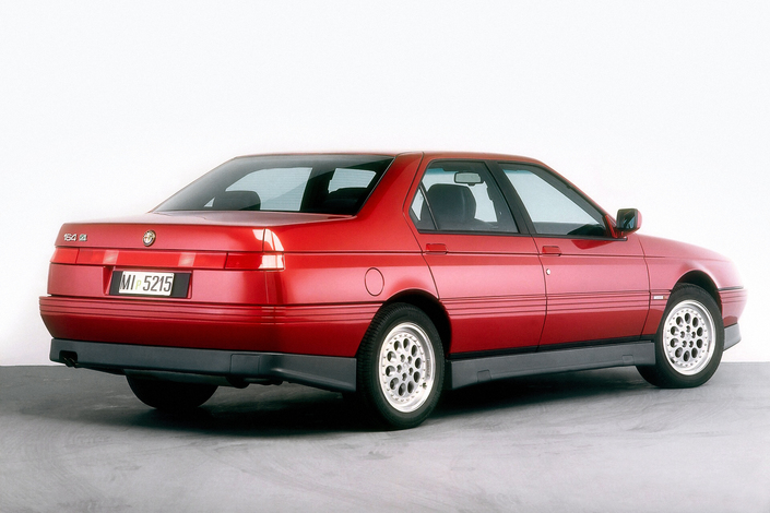 Pas d'aileron à l'arrière de l'Alfa 164, même rétractable tel celui de la Thema 8.32, ce qui préserve la pureté de la ligne.
