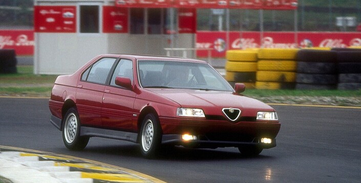 Moteur de légende, châssis très efficace et communicatif, belles performances : l'Alfa 164 Q4 délivre un agrément de conduite unique dans sa catégorie.