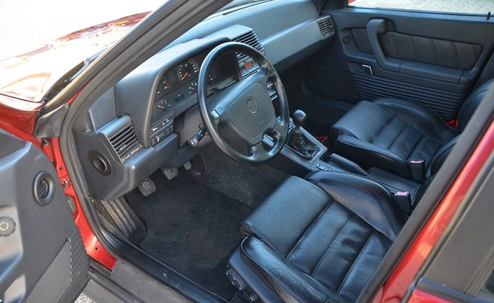 Finition très correcte et beaux sièges pour l'Alfa Romeo 164 Q4, qui ne soigne toutefois pas assez son ergonomie. L'airbag est de série.
