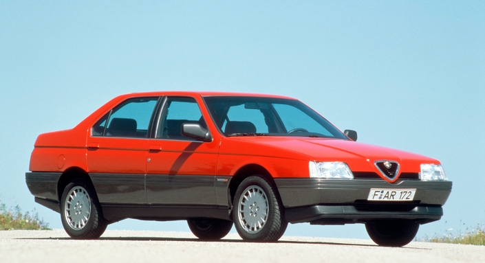 A sa présentation lors du salon de Francfort 1987, l'Alfa Romeo 164 surprend par sa ligne charismatique due à Pininfarina. Mais son comportement déçoit, la faute à un train avant raté.