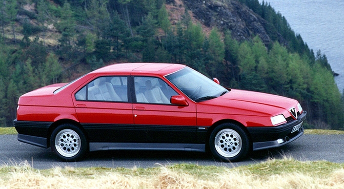 Il semble que seules des Alfa 164 Q4 de pré-série ont bénéficié d'une livrée bicolore. Le toit ouvrant est une rareté.