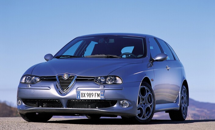 L'Alfa 156 GTA, ici en 2002, n'a pas besoin de transmission intégrale pour passer au sol ses 250 ch, même si un différentiel à glissement limité ne lui aurait pas fait de mal...