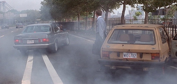 Bruce Willis et Samuel L. Jackson viennent d'échanger une Yugo contre une Mercedes 500 SEL dans Une journée en enfet (1995). Bon deal !