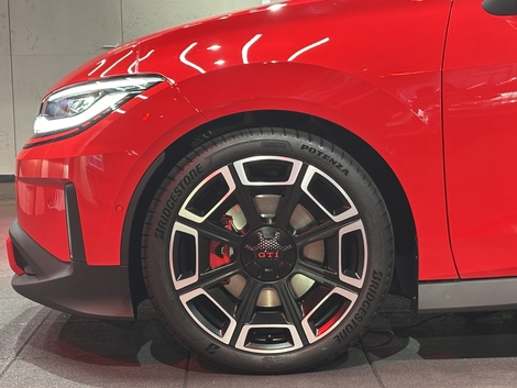 Les jantes 19 pouces sont de série. Leur design est spécifique aux modèles GTI.
