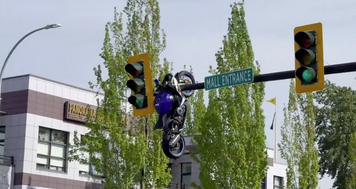 Avec sa BMW, il expédie une moto sur un feu tricolore