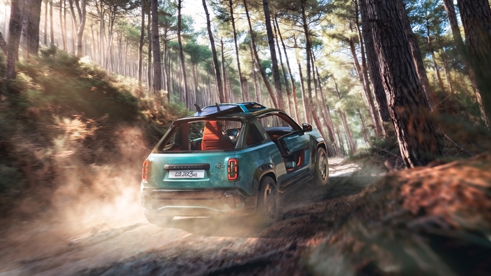 La 4 JP4X4 Concept reprend le châssis renforcé de la Savane 4X4 Concept dévoilée l’année dernière, avec un second moteur à l’arrière et une transmission intégrale.