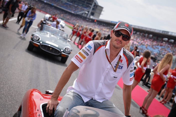 Adrian Sutil en 2014 dans une voiture de collection, lors de la parade d'avant-course sur le circuit d'Hockenheim (Grand Prix d'Allemagne), lorsqu'il était sous contrat avec Sauber - Crédit Maxppp