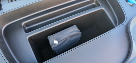 … et le frunk ne permet pas d’accueillir plus qu’une trousse ou les câbles de recharge.
