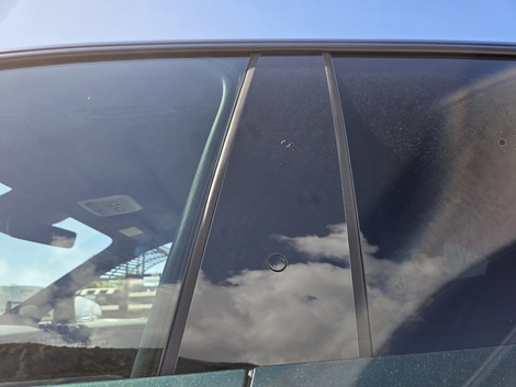 Si l’on coche l’option pack Confort, les portes s’ouvrent grâce à ce bouton.