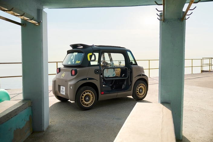 L'Ami Buggy se reconnaît notamment à ses jantes dorées et à l'absence de portières classiques.