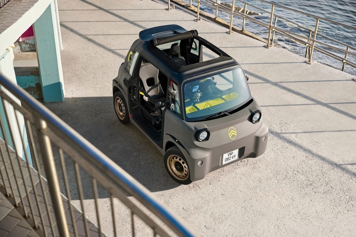 L'avantage du toit ouvrant du Buggy est qu'il permet de limiter l'effet de "serre" du toit transparent des autres versions de l'Ami.