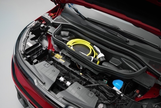 Sous le capot avant, un "frunk" (contraction de front trunk, ou coffre avant, NDLR) permet d'accueilir quelques menus objets, à commencer par le second câble de recharge.
