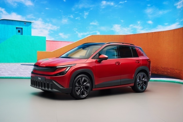 Les 8 fentes verticales au bas du bouclier évoquent celles pratiquées sur les Jeep (au nombre de 7 depuis la fin des années 90). 