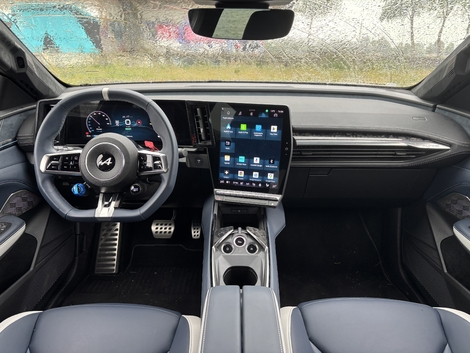 L’Alpine A390 propose une ambiance radicalement différente, plus techno et sportive. Si la structure de la planche de bord est très proche de celle d'un Scénic, Alpine a tout de même soigné la finition.