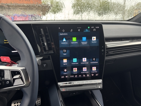 Le système multimédia de l'Alpine est similaire à celui de Renault. Efficace et performant. Une interface dédiée Alpine est présente pour les mesures de performances.