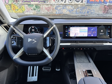 DS a choisi l'originalité. Peut-être au détriment de l'ergonomie. L'intérieur haut de gamme et bien travaillé est pénalisé par le mumtimédia lent et obsolète.