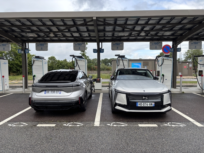 Les deux SUV Français reposent sur des architectures 400 volts. Ce ne sont pas des champions de la recharge rapide (DC). Il faudra attendre 30 min en moyenne (parfois plus) pour passer de 10 à 80%. Un facteur pénalisant pour les trajets autoroutiers et face à certaines concurrentes.