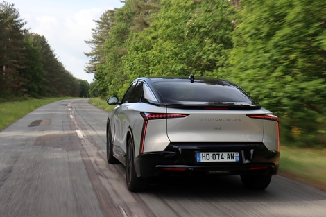 Pourtant plus lourde, la N°8 s'est montrée plus sobre notamment grâce à son aérodynamisme soigné. Nous avons relevé une moyenne de 17,5 kWh/100 km sur le même parcours.