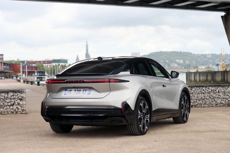 L'A390 mesure 4, 61 m et se positionne comme un crossover sportif.