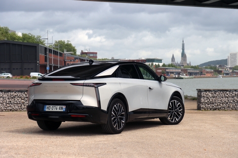 A mi-chemin entre une berline et un SUV, la DS N°8 mesure 4, 82 m.
