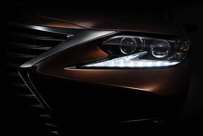 Shanghai 2015 : Lexus tease le restyling de sa berline ES