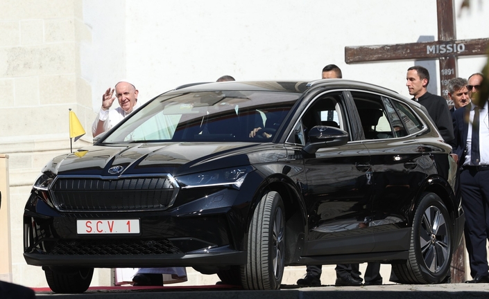 Le Pape en Skoda Enyaq... noir