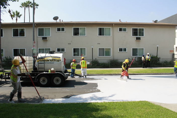 Pour faire baisser la température, Los Angeles repeint ses routes en blanc