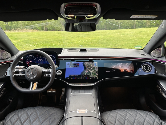 La planche de bord fait la part belle au numérique. La navigation native Google est pratique, l’ensemble lisible, et le passager peut regarder des vidéos sur son propre écran ou jouer à des jeux. Mais il faut aimer les écrans…