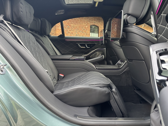 La banquette offre un confort royal, surtout sur cette version Limousine dotée de l’option « Pack Confort arrière Plus » qui autorise une position plus allongée. Quand on mesure 1,80 m.