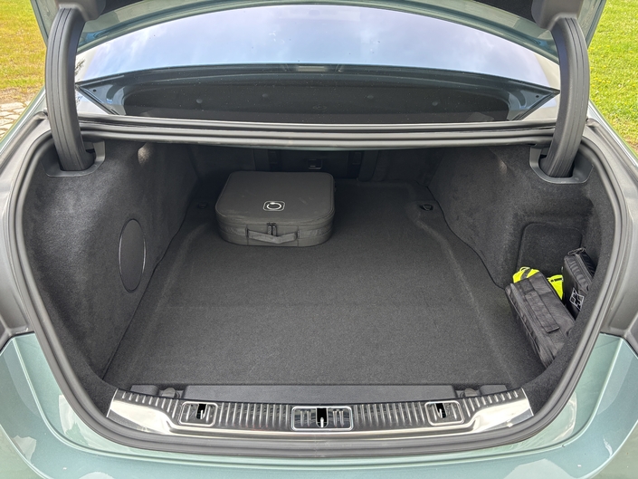 En version hybride rechargeable, le coffre perd 165 litres. Les 345 restants peuvent paraître justes, surtout comparés aux 525 litres de la BMW Série 7 PHEV qui a eu la judicieuse idée de loger sa batterie sous l’habitacle, comme l’I7 100 % électrique.