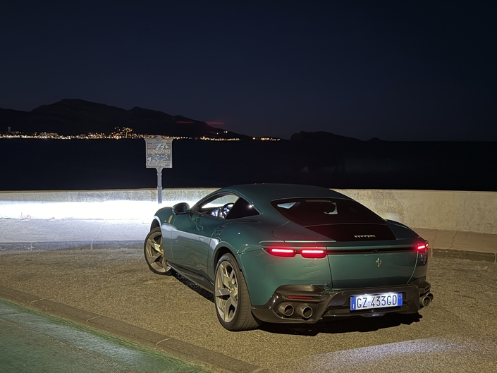 Une Ferrari Amalfi quelque part dans Marseille, la nuit.