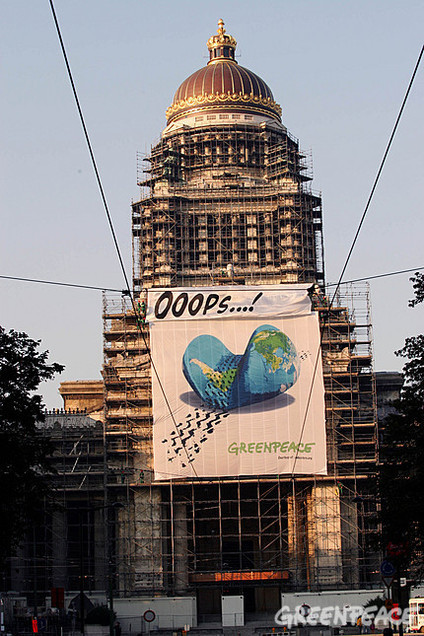 Journée sans voiture à Bruxelles : Greenpeace a déployé une grande bannière sur le Palais de Justice