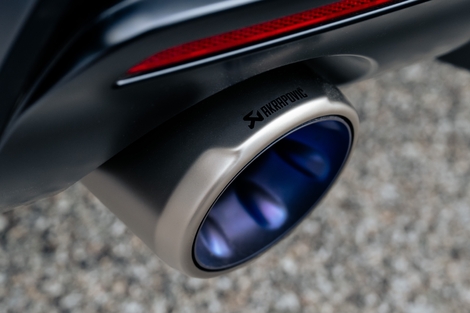 L'échappement titane est signé Akrapovic.