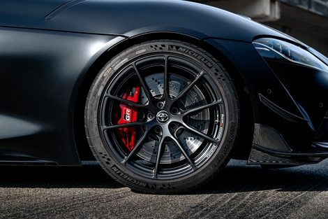 Les disques de freins Brembo grimpent à 395 et 345 mm,