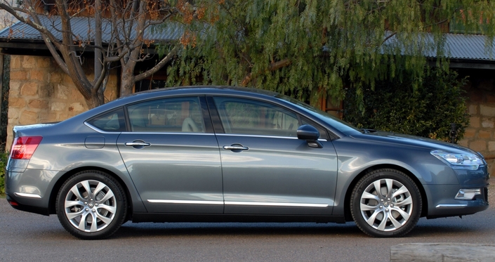 Ligne originale et personnelle pour la Citroën C5 V6 3.0 HDi, ici en 2009. Le Cx s'établit à un bon 0.29.