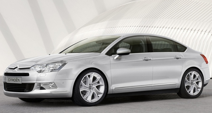 On a pu reprocher à la Citroën C5 II son coté un peu germanisant, avec sa ligne de caisse très haute, mais force est de respecter le résultat d'ensemble.