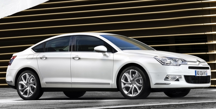 En 2010, la Citroën C5 bénéficie d'un très léger restylage, qui améliore le multimédia mais ne modifie pas la mécanique.