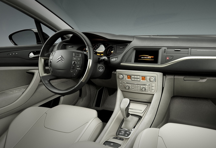 Très belle présentation pour la Citroën C6 V6 3.0 HDi, d'ailleurs plus valorisante que celle de la C6. Mais le volant à moyeu fixe garni de commandes n'est pas très ergonomique.