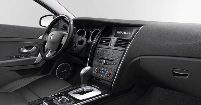 Le tableau de la Renault Latitude est à l'aune de l'extérieur, pas bien original. La finition demeure très banale, elle aussi, mais l'ensemble vieillit bien.