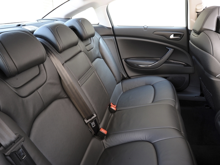 Des sièges confortables pour la Citroën C5, alliés à une belle finition, pour composer un bel habitacle, même si les places arrière ne sont pas si spacieuses.